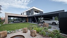 Místo tradiní garáe navrhly architektky pouze parkovací stání, co pispívá...