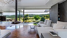 Krb je netradin umístný uprosted hlavního obytného prostoru, který vak...