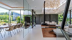 Sklenná píka ponechává prostoru jeho vzdunost.