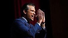 Americký ministr války Pete Hegseth hovo�í s vysokými vojenskými v�dci na...