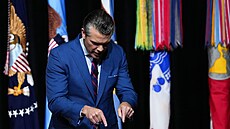 Americký ministr války Pete Hegseth hovo�í s vysokými vojenskými v�dci na...