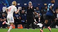 Slávistický kou Jindich Trpiovský bhem utkání na Interu.