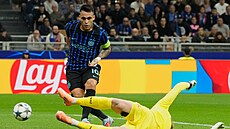 Lautaro Martínez z Interu skóruje v utkání Ligy mistr� proti Slavii.