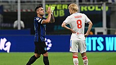 Dvougólový st�elec Lautaro Martínez z Interu st�ídá, vedle n�j Daiki Ha�ioka ze...