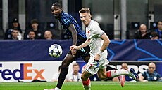 Slávistický stoper �t�pán Chaloupek (vpravo) v souboji o mí� s Marcusem...