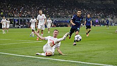 Slávistický obránce Tomá� Vl�ek odkopává mí� v utkání s Interem.