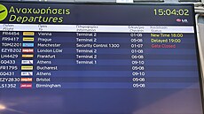 Lidé ekají na letiti Alexandrose Papadiamantise na eckém ostrov Skiatos...