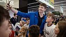 eské volejbalisty po návratu z mistrovství svta, kde skonili tvrtí, vítaly...