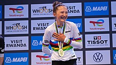 Dojatá Magdeleine Vallieresová bhem medailového ceremoniálu na MS ve Rwand.