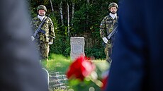 U pomníku Rudolfa Zárybnického v Hrádku nad Nisou lidé uctili ty, kte�í bránili...