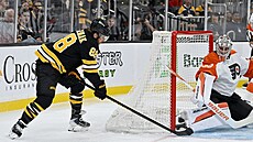 Útoník Bostonu David Pastrák se snaí pekonat brankáe Philadelphie Daniela...