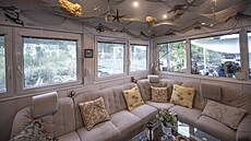 Útulný obývací pokoj je zaízený v námonickém stylu.