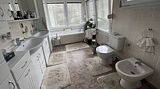 Koupelna je velká a pln vybavená vetn toalety.