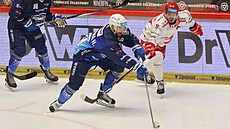 T�inecký úto�ník Patrik Hrehor�ák se sna�í zastavit brn�nského Hynka Zohornu.