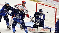 Brnnský Luká Cingel a tinecký Michal Kovaík sledují puk letící kolem...