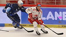 Obránce Ocelá�� Jakub Galvas si hlídá puk p�ed brn�nským úto�níkem Luká�em...