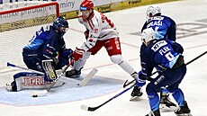 Tinecký útoník Michal Kovaík si najídí ped brankáe Alee Stezku.