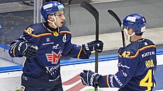 Hokejisté Tomá� Cibulka a �t�pán Hoch z �eských Bud�jovic se radují z gólu do...