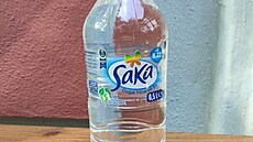 Výrobce minerální vody uvádí, e pipevnné víko na lahvích pináí jak...