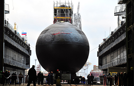 Petrohrad. Spu�t�ní dieselelektrické ponorky Novorossijsk na vodu (28....