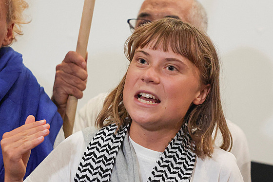 védská aktivistka Greta Thunbergová piletla po deportaci z Izraele do Athén....