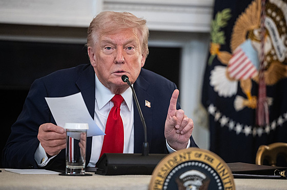 Donald Trump s listem papíru, na kterém ho ministr zahranií Marco Rubio...