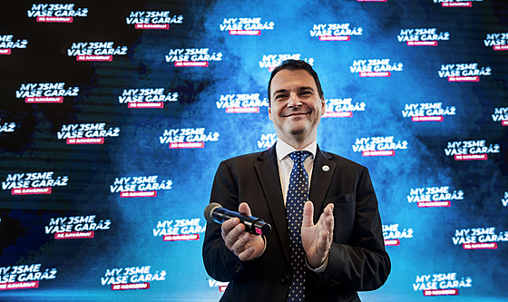 éf Motorist Petr Macinak ve volebním tábu podkoval píznivcm a...