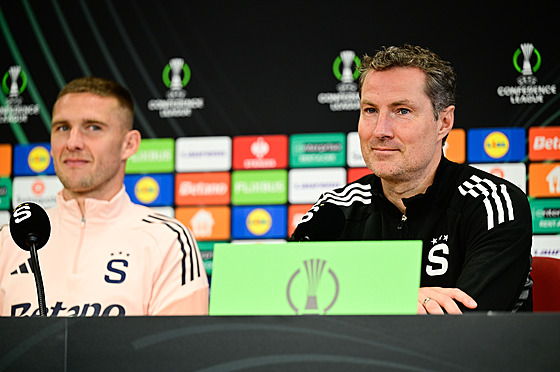 Sparanský trenér Brian Priske (vpravo) a Pavel Kadeábek na tiskové konferenci...