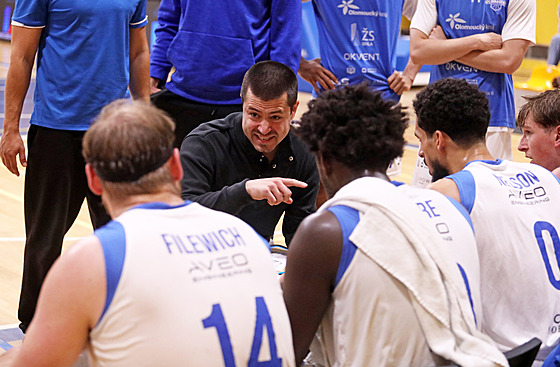 Matt Jones, trenér Olomoucka promlouvá ke svý svencm bhem utkání s Opavou.