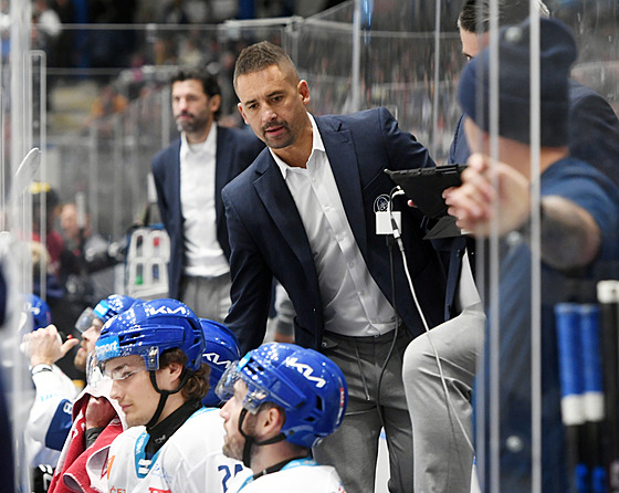 Sportovní editel Rytí Tomá Plekanec na lavice Kladna bhem utkání se...