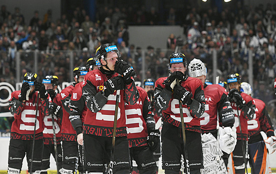 Sparantí hokejisté smutní po poráce s Kladnem.