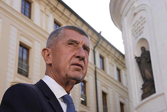 Andrej Babi odjídí po jednání s Petrem Pavlem z Hradu. (5. íjna 2025)