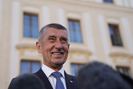 Andrej Babi odjídí po jednání s Petrem Pavlem z Hradu. (5. íjna 2025)