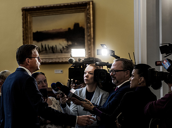 Poprvé po snmovních volbách se sela vláda. Na snímku Martin Kupka, ministr...