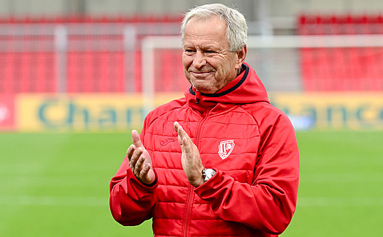 Pardubický trenér Jií Krejí tleská po vítzném utkání s Karvinou.