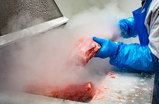 Maso se ped krájením krátce zmrazí, aby se lépe ezalo na jednotlivé plátky...