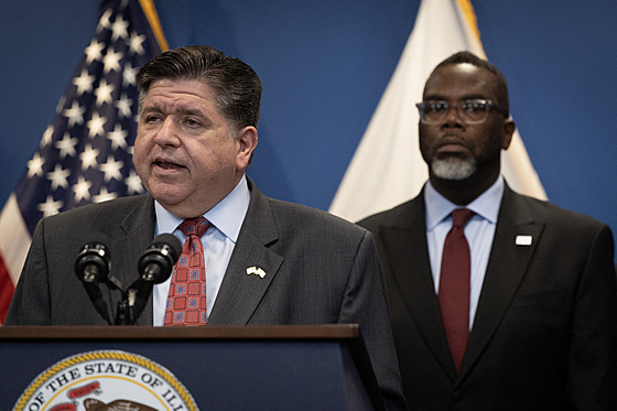 Guvernér státu Illinois J. B. Pritzker (vlevo) promlouvá po boku starosty...