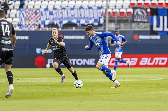 Filip Zorvan (v erném) nastoupil proti svým nkdejím spoluhrám.