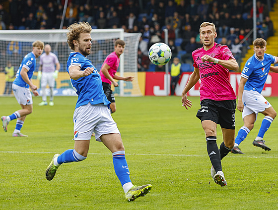 Ostravský obránce Alexander Munksgaard (vlevo) u míe ped Janem Kalabikou ze...