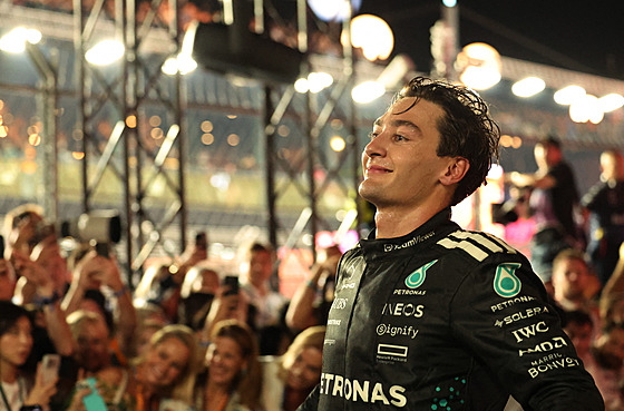 George Russell slaví vítzství ve Velké cen Singapuru.