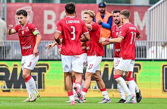 Pardubití fotbalisté se radují z gólu Vojtcha Patráka (vlevo).