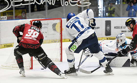 Sparanský útoník Tomá Hyka pekonává brankáe Adama Brízgalu z Kladna.