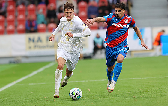 Plzeský obránce Merchas Doski (vpravo) stíhá Alexandra Sojku z Hradce Králové.