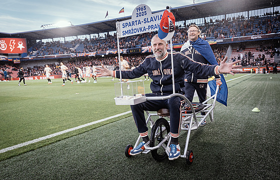Skupina nadenc pijela na trakai z Jizerských hor do hlavního msta na derby...