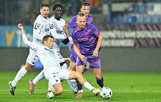 Liberecký záloník Michal Hlavatý se snaí odklidit mí od Václava Drchala z...