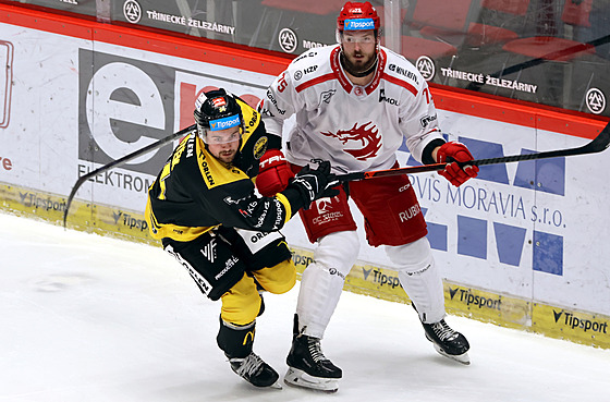 Tinecký obránce Richard Nedomlel, který odehrál 500. extraligové utkání, brání...