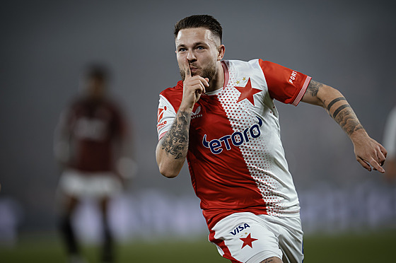 Slávistický kídelník Vasil Kuej se raduje z gólu v derby proti Spart.
