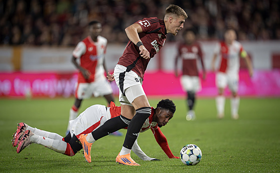 Sparanský záloník Patrik Vydra prochází okolo Muhammeda Chama ze Slavie.