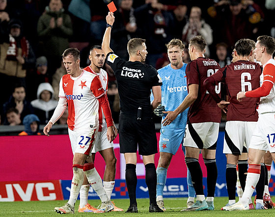 Slávistický obránce Tomá Vlek inkasuje v derby proti Spart ervenou kartu.