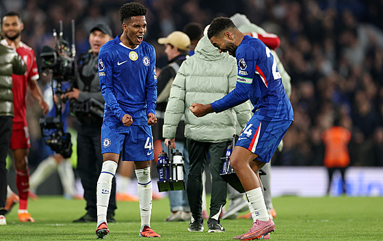 Mladý brazilský útoník Estevao z Chelsea (vlevo) se raduje ze svého...